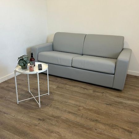 Superbe Studio Meuble Avec Parking Мобюж Екстериор снимка