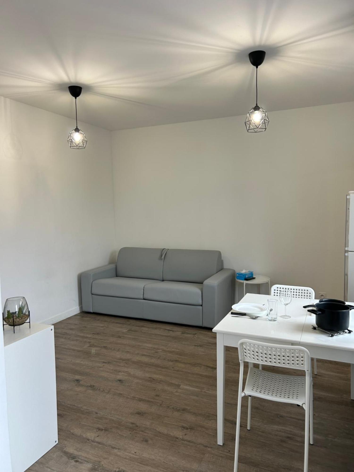 Superbe Studio Meuble Avec Parking Мобюж Екстериор снимка