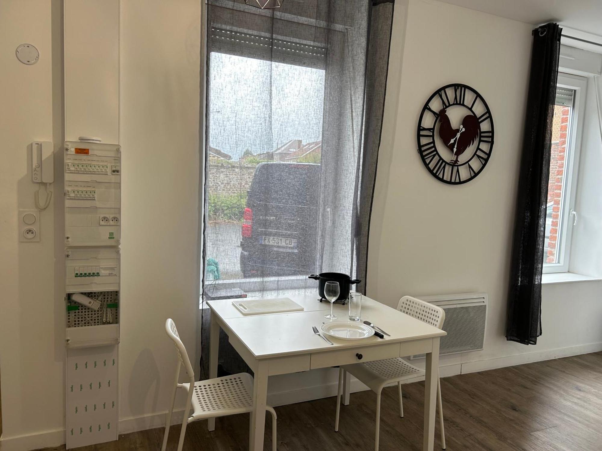 Superbe Studio Meuble Avec Parking Мобюж Екстериор снимка